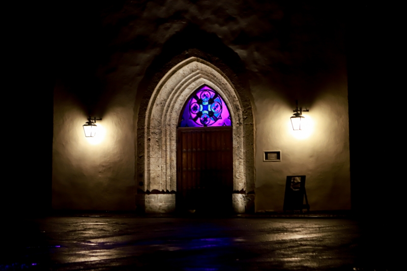 Atjaunotā Cēsu Sv. Jāņa luterāņu baznīca izgaismojas krāsās